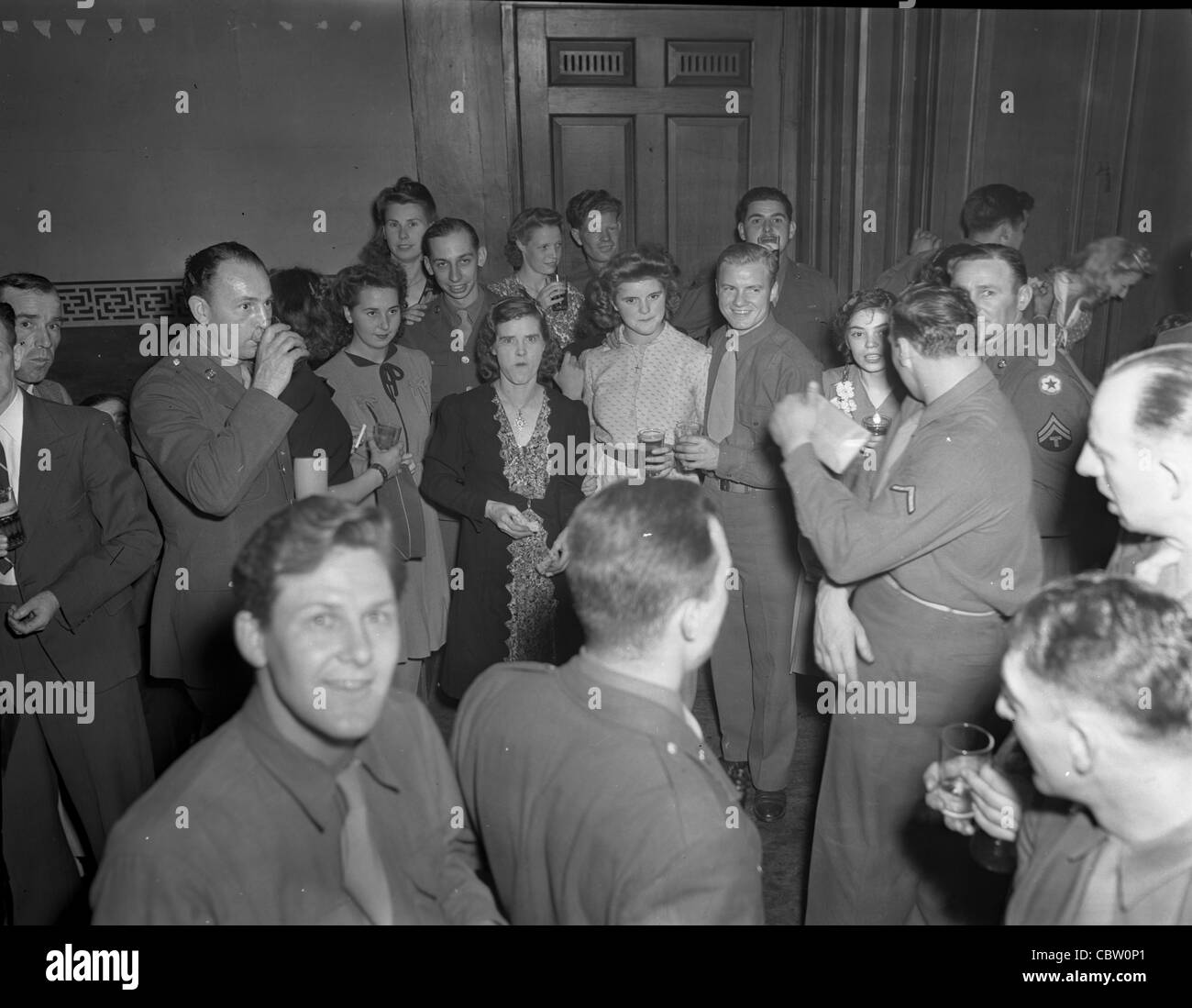 Membri della US Army socializzare con i cittadini britannici durante la seconda guerra mondiale Foto Stock