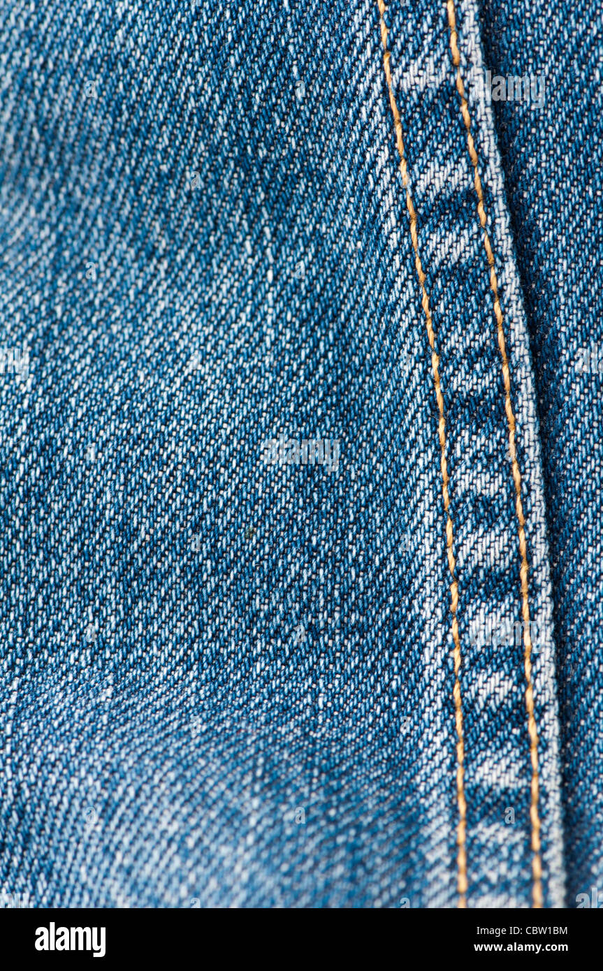 La maglia arancione sull'indumento denim molto vicino fino.sfondo Jeans Foto Stock