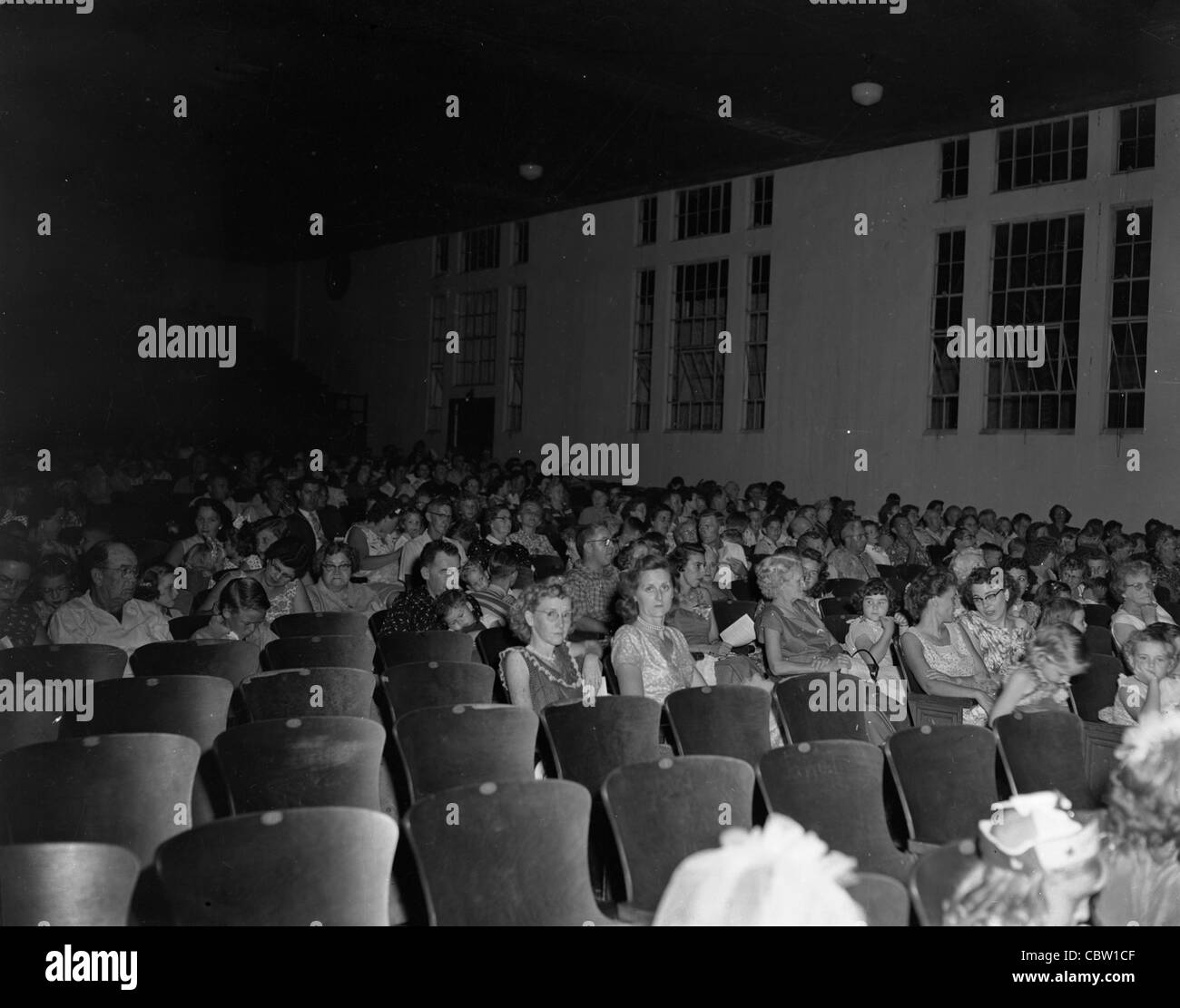 Europa e Inghilterra durante la Seconda Guerra Mondiale. folla guardando film in teatro britannico durante la seconda guerra mondiale Foto Stock