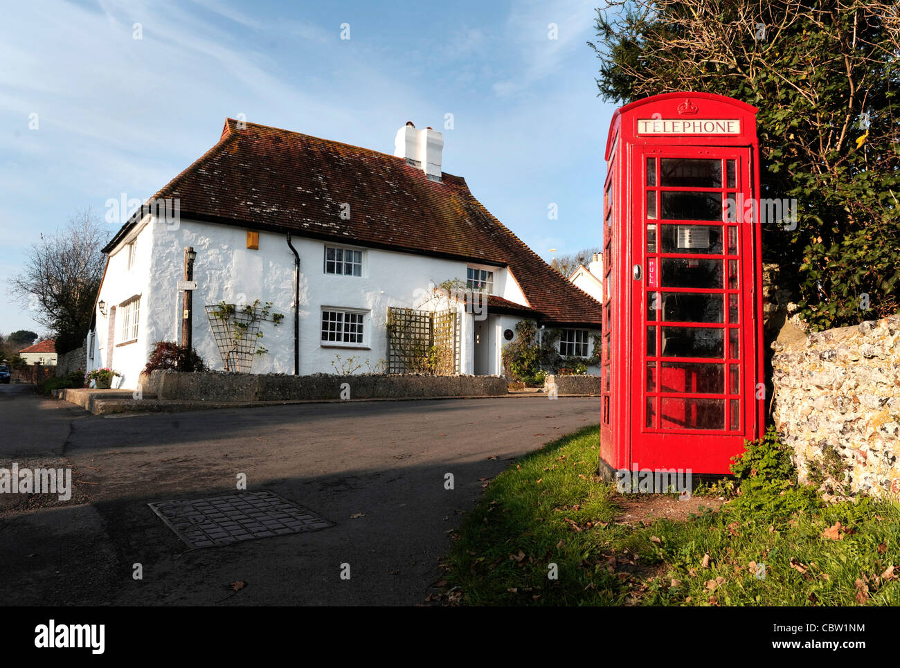 Telefono rosso scatola in Piddinghoe village, East Sussex Foto Stock