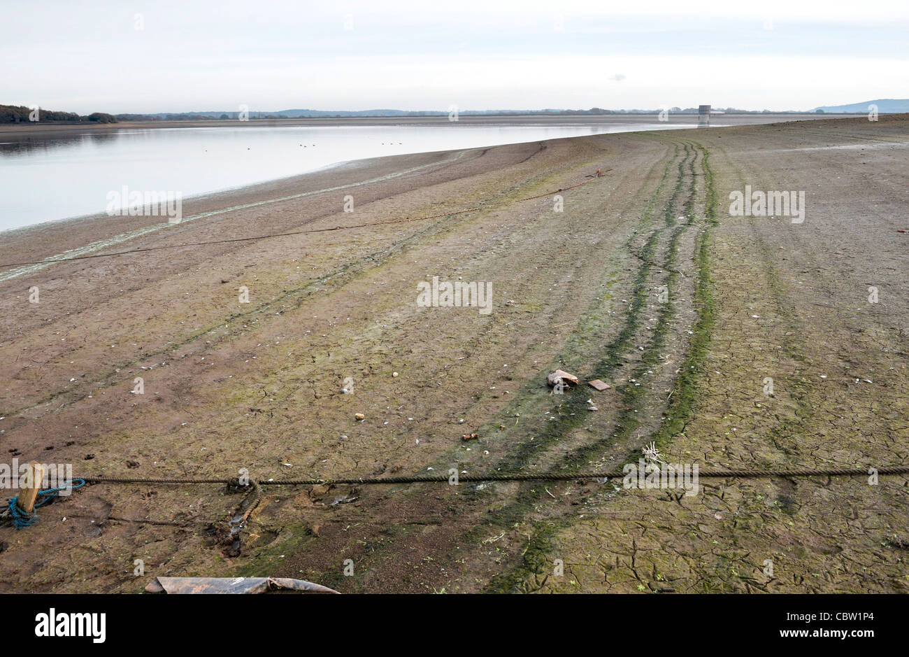 Livello basso di acqua al serbatoio di Arlington, East Sussex Foto Stock