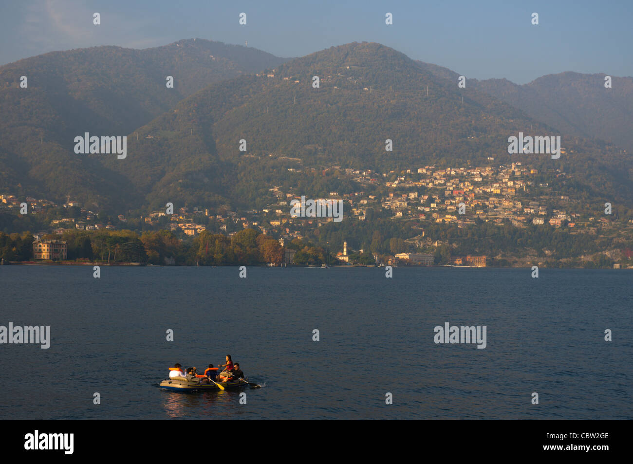 Barca a remi sul Lago di Como Il Lago di Como a Como città Regione Lombardia Italia Europa Foto Stock