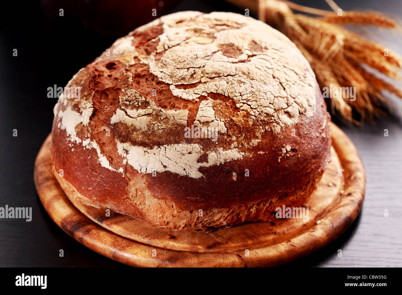 Filone di pane rustico su sfondo nero Foto Stock