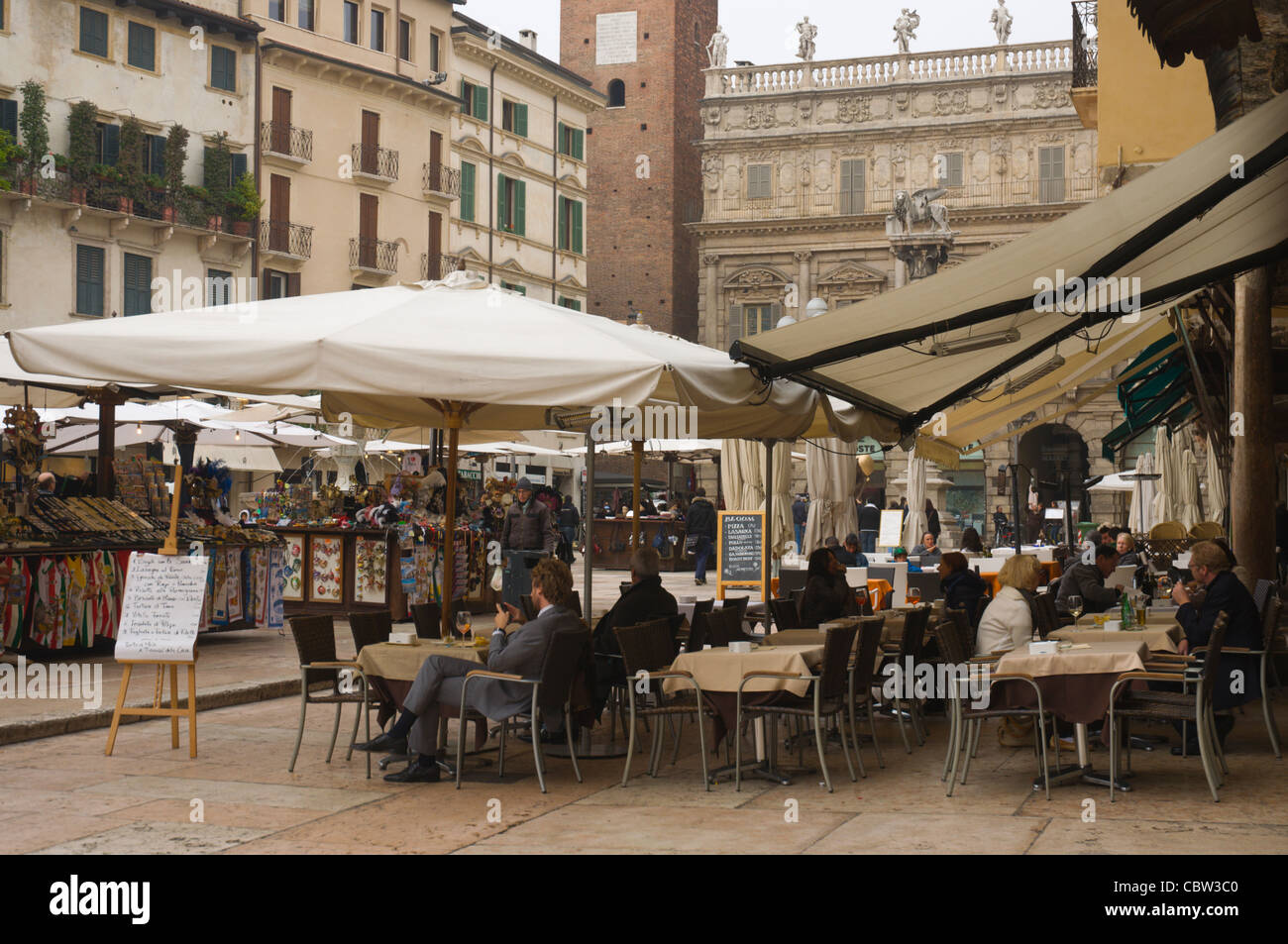 Piazza delle Erbe centro storico Verona Veneto Italia del nord Europa Foto Stock