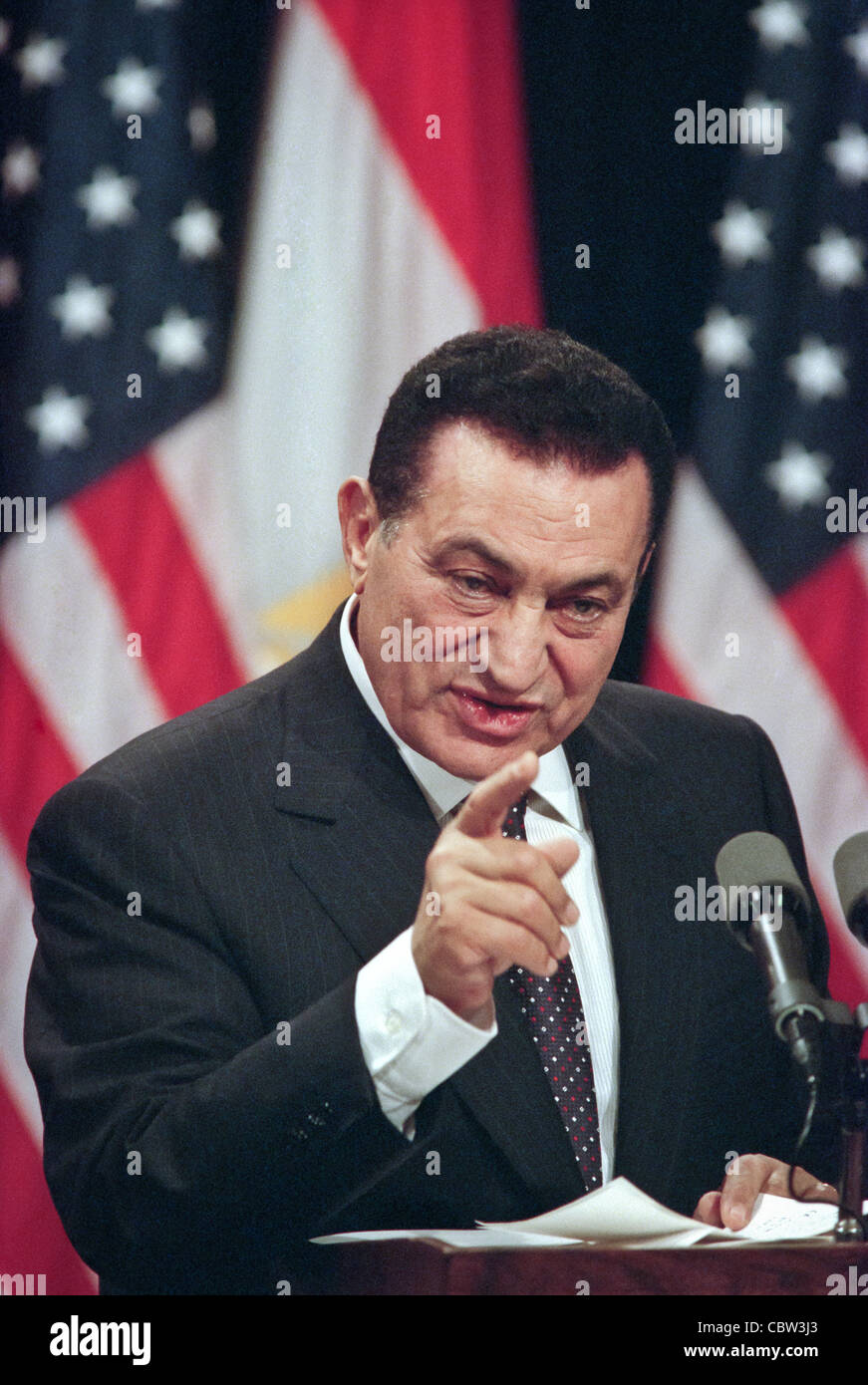 Il Presidente egiziano Hosni Mubarak risponde a una domanda durante una conferenza stampa congiunta alla Casa Bianca il 1 luglio 1999. I due leader si è incontrato privatamente a porte chiuse alla ricerca di una pace duratura in Medio Oriente. Foto Stock