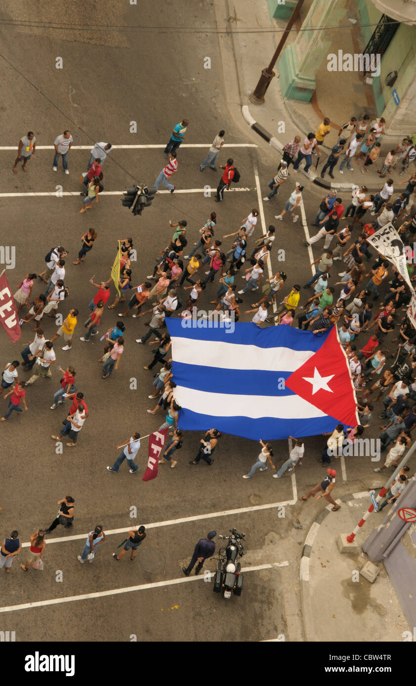 Persone che trasportano bandiera cubana in una manifestazione in strada nella vecchia città di Havana, Cuba Foto Stock
