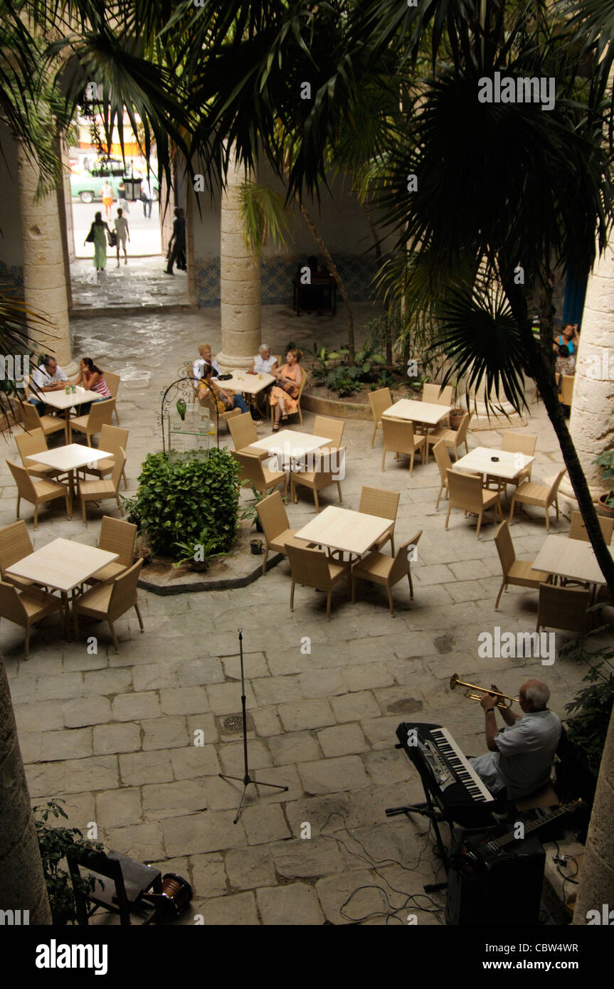 Uomo a giocare al piano-bar in un patio a l'Avana vecchia città, Cuba Foto Stock