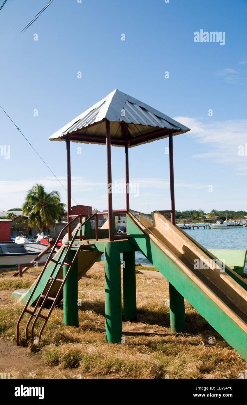 In vecchio stile diapositiva ride parco bambini waterfront Brig Bay Corn Island Nicaragua Foto Stock