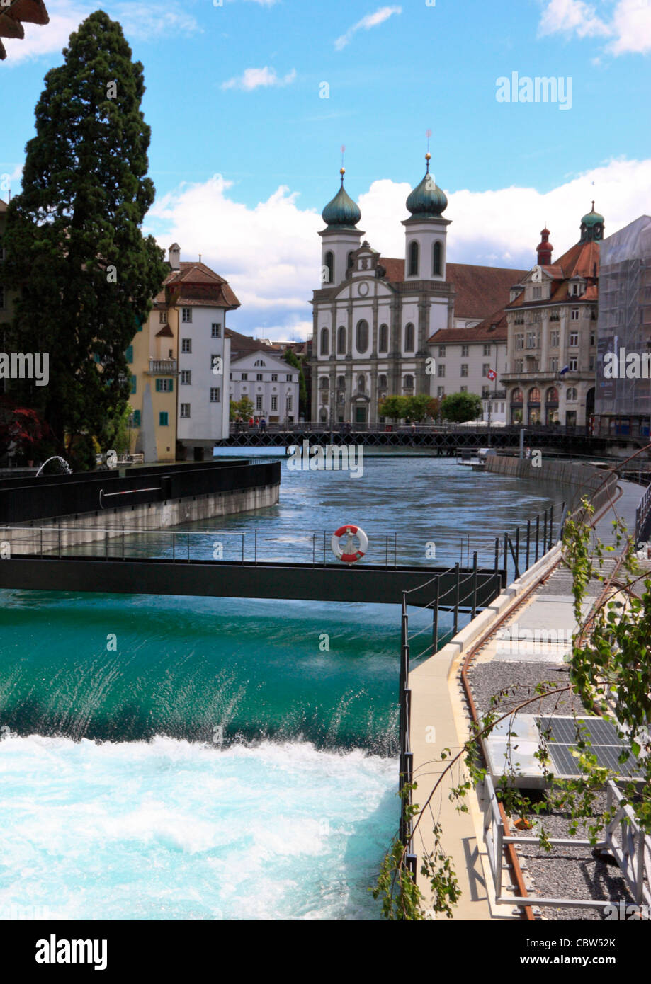 Uno sbarramento del fiume Reuss con San Francesco Saverio la Chiesa Gesuita in background, Lucerna, Svizzera Foto Stock