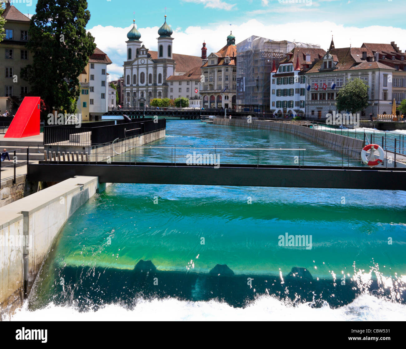 Uno sbarramento del fiume Reuss con San Francesco Saverio la Chiesa Gesuita in background, Lucerna, Svizzera Foto Stock