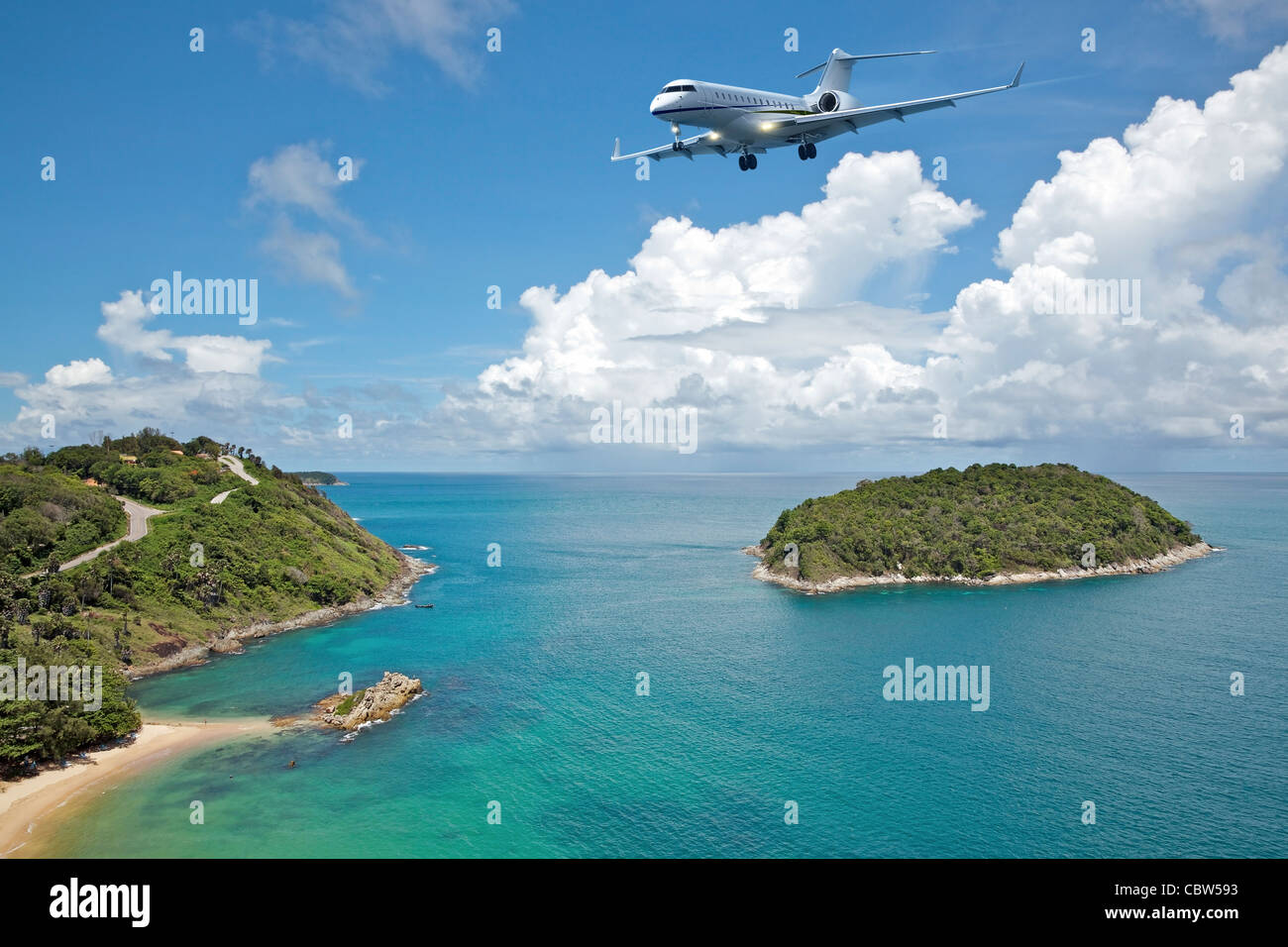 Jet Privato piano sta andando ad atterrare all'aeroporto di un'isola tropicale. Lo stile di lusso concetto vivente. Foto Stock