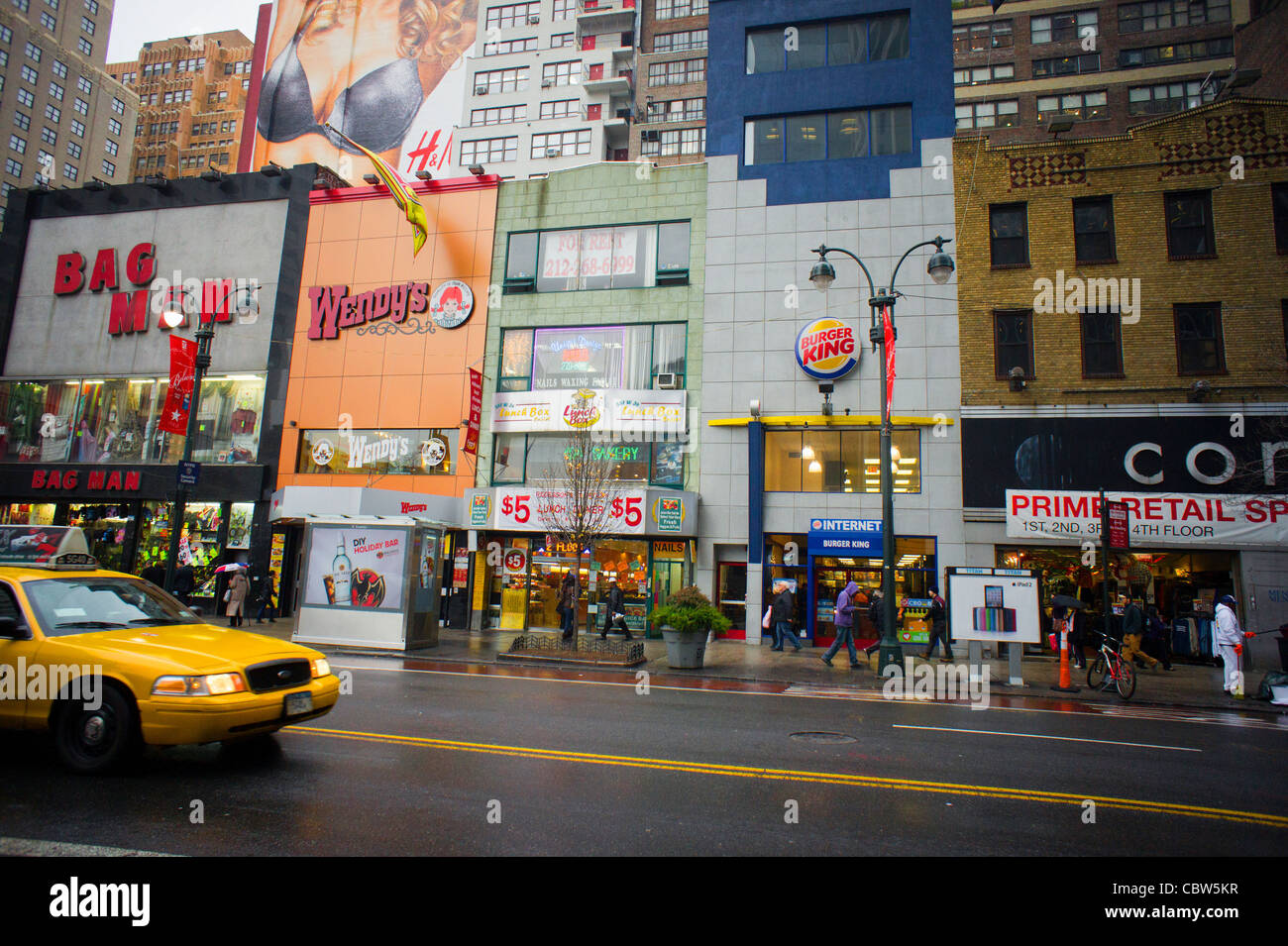 Wendy e Burger King fast food e ristoranti sono quasi accanto a ogni altro su West 34th Street a New York Foto Stock