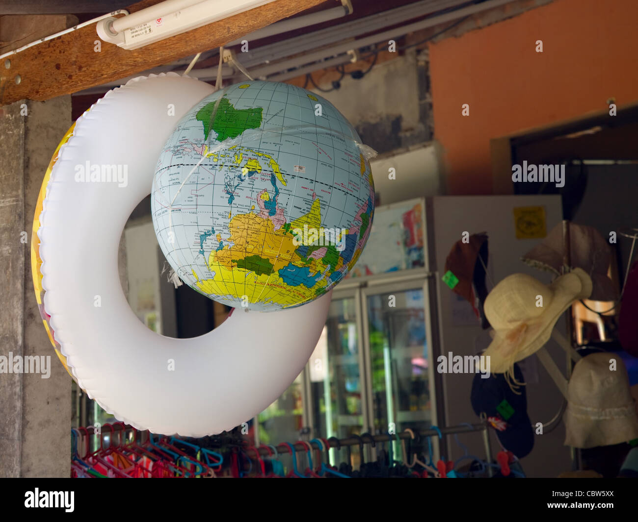 Globo e salvagente in negozio in Koh Pangan isola, Tailand Foto Stock