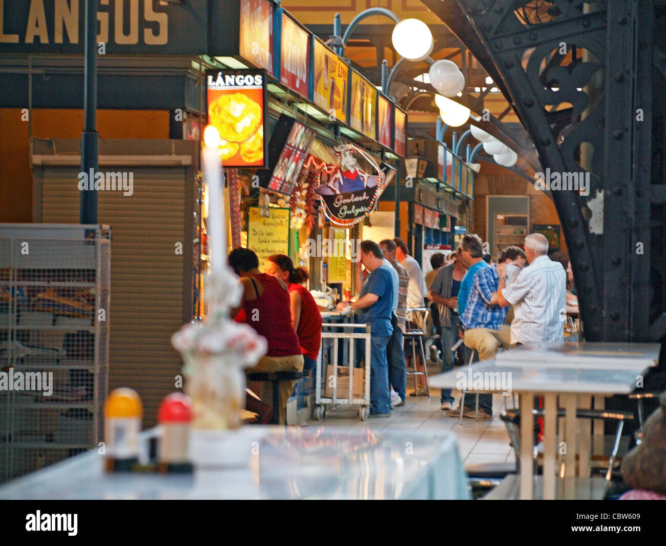 Contatore alimentare al mercato centrale a Budapest, Ungheria Foto Stock