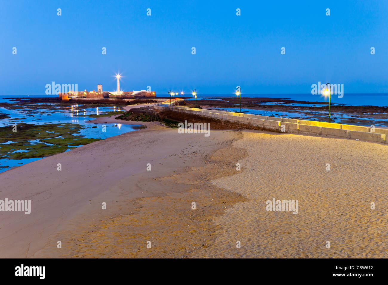 Il paesaggio della spiaggia di La Caleta sulla provincia di Cadice in Spagna, circa all'alba Foto Stock