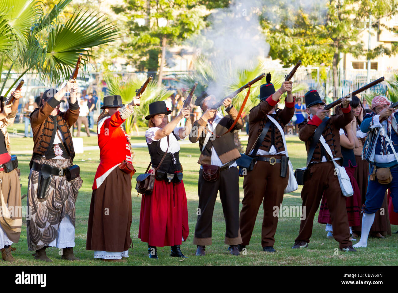 Gli attori che partecipano al militare storico rievoca il giuramento della costituzione spagnola di 1812 Foto Stock