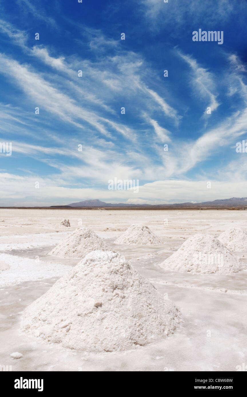 Pile di sale scavate fino sul Salar de Uyuni Bolivia Foto Stock