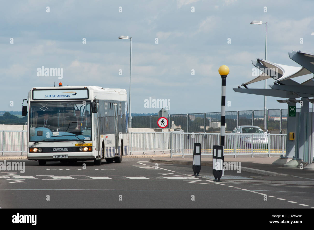 Bus navetta in corrispondenza del terminale 5 edificio, l'aeroporto di Heathrow di Londra, Regno Unito. Foto Stock