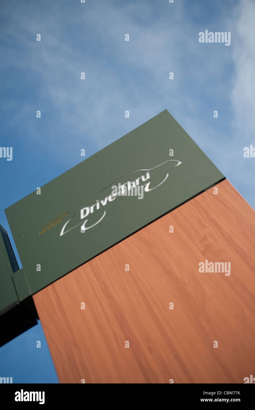 McDonalds drive through ristorante nei sobborghi di Harrow Foto Stock