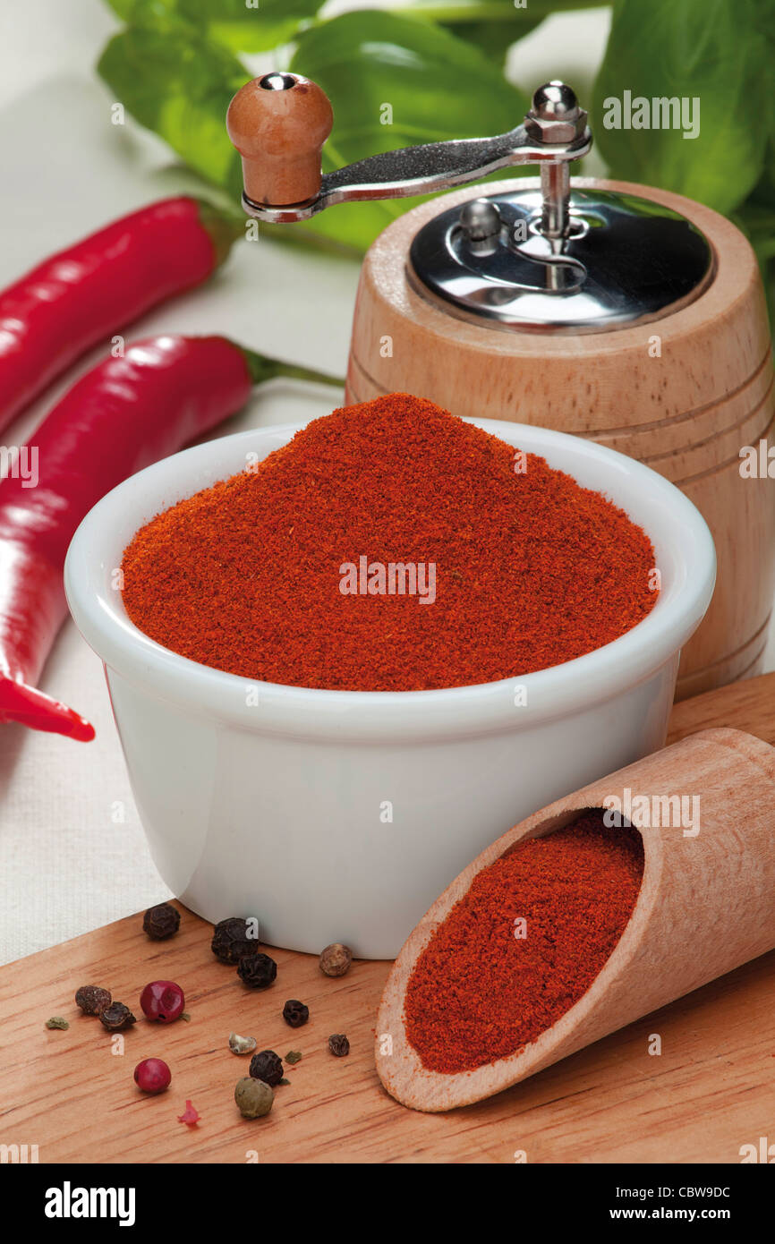 Rosso peperoncino in polvere e granulosa pepe colore Foto Stock