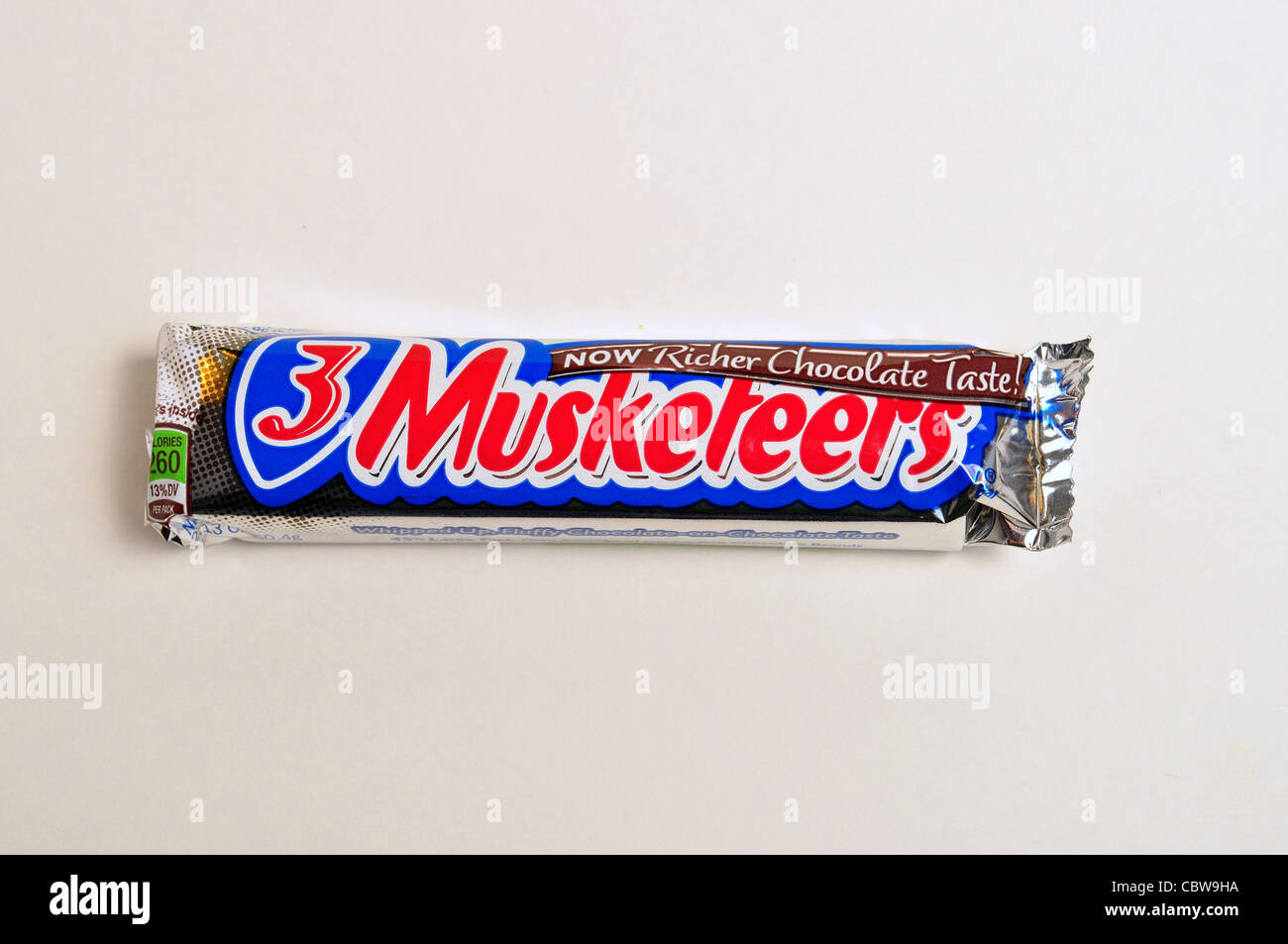 Un 3 moschettieri candy bar è su sfondo bianco. Foto Stock