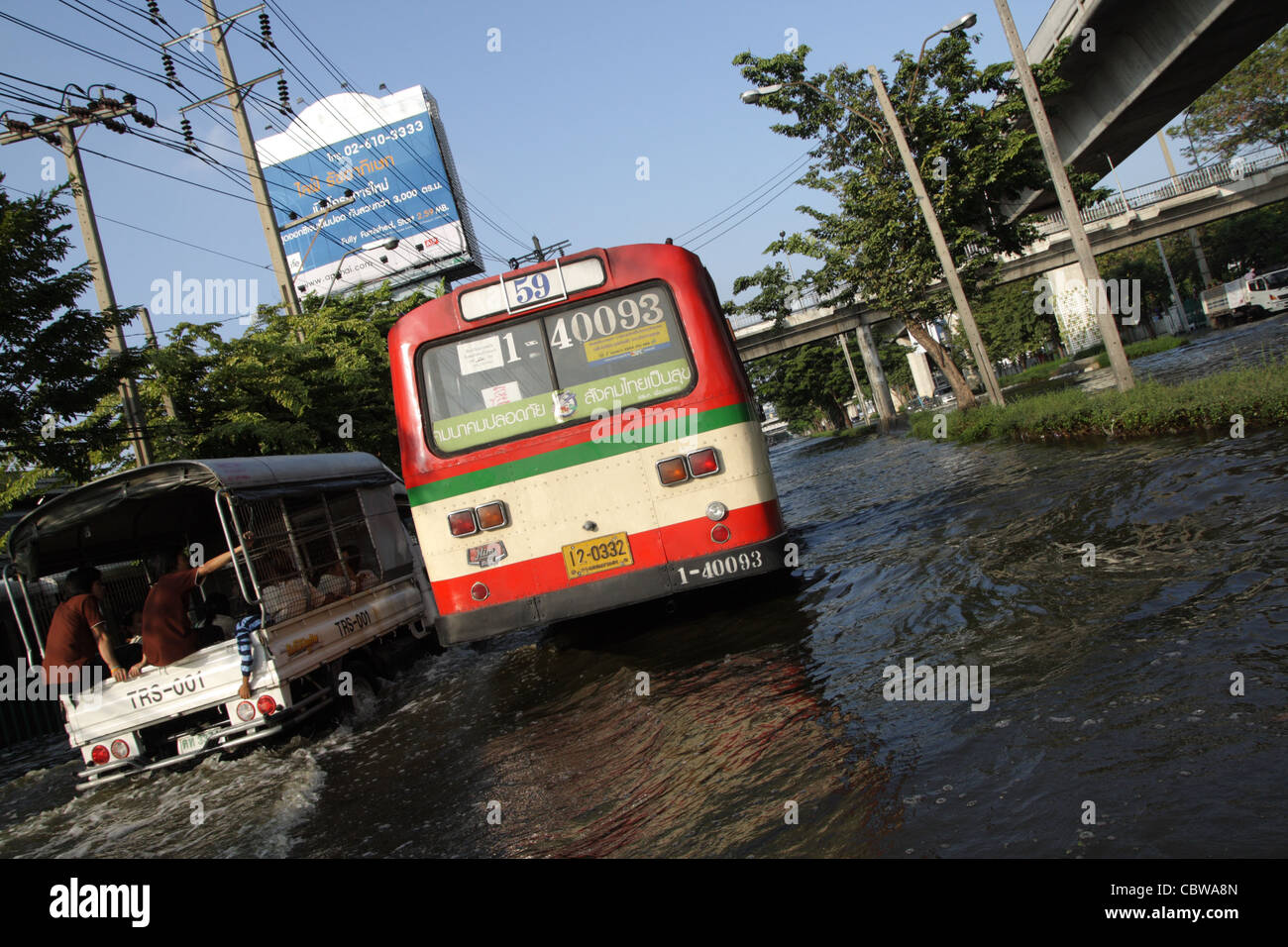 La guida di autobus attraverso il diluvio street a Bangkok Foto Stock