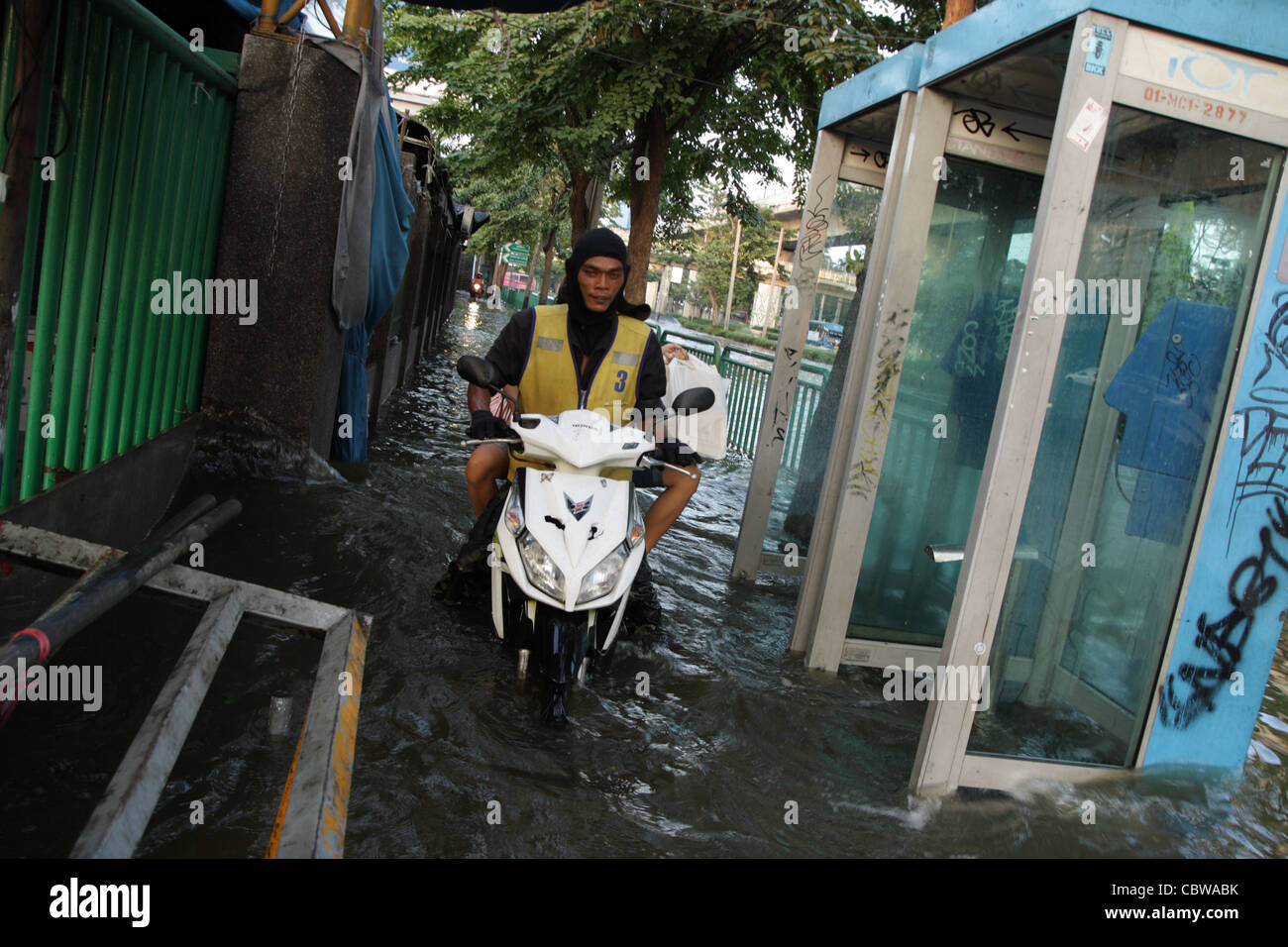 Guida di una motocicletta su flood street a Bangkok Foto Stock