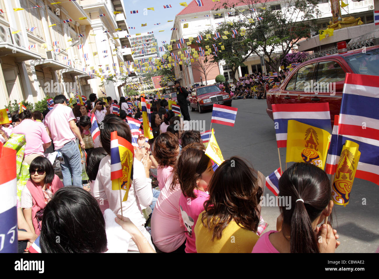 Thai ben wishers di Thai Re Bhumibol Adulyadej come essi si riuniscono per celebrare il 84rd compleanno all ospedale Siriraj di Bangkok Foto Stock