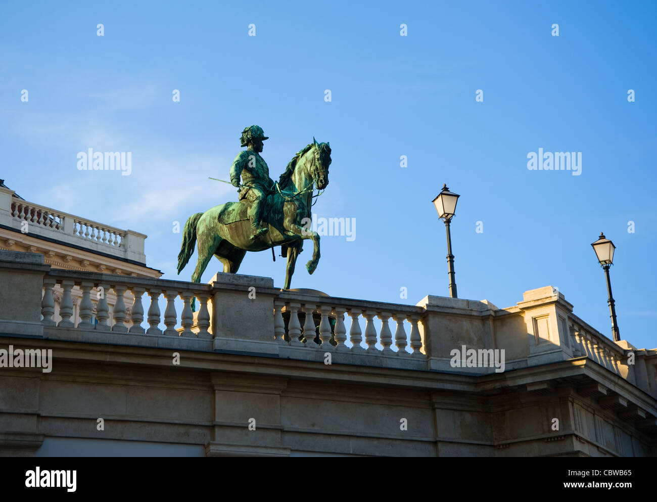Warier sul monumento a cavallo sul tetto della Galleria Albertina di Vienna Foto Stock