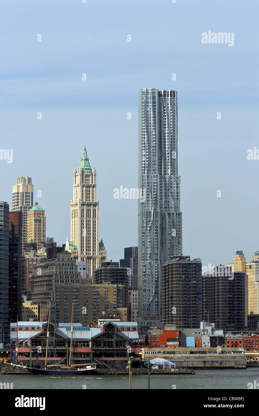 Una vista di South Street Seaport e grattacieli di Manhattan. La città di New York, New York, Stati Uniti Foto Stock