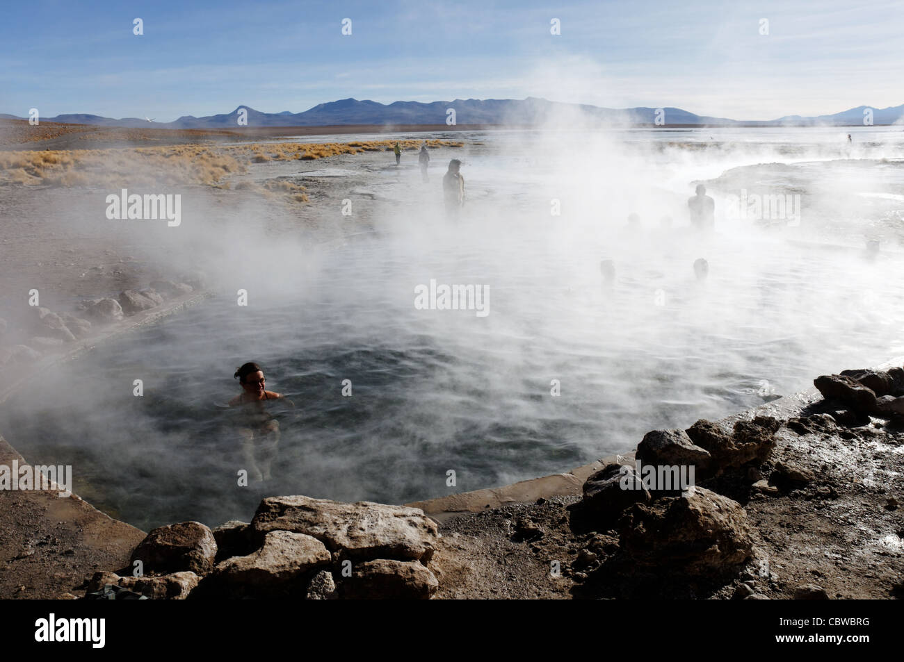 La gente di balneazione in hot springs nel Salar de Uyuni, Bolivia Foto Stock