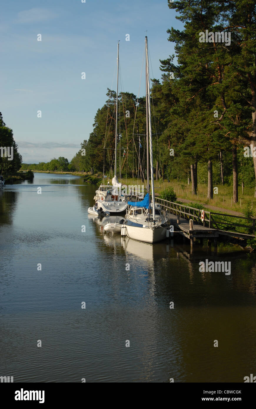 La mattina presto a Lyrestad sul Göta Kanal dove barche e yacht sono ormeggiate lungo la banchina Foto Stock