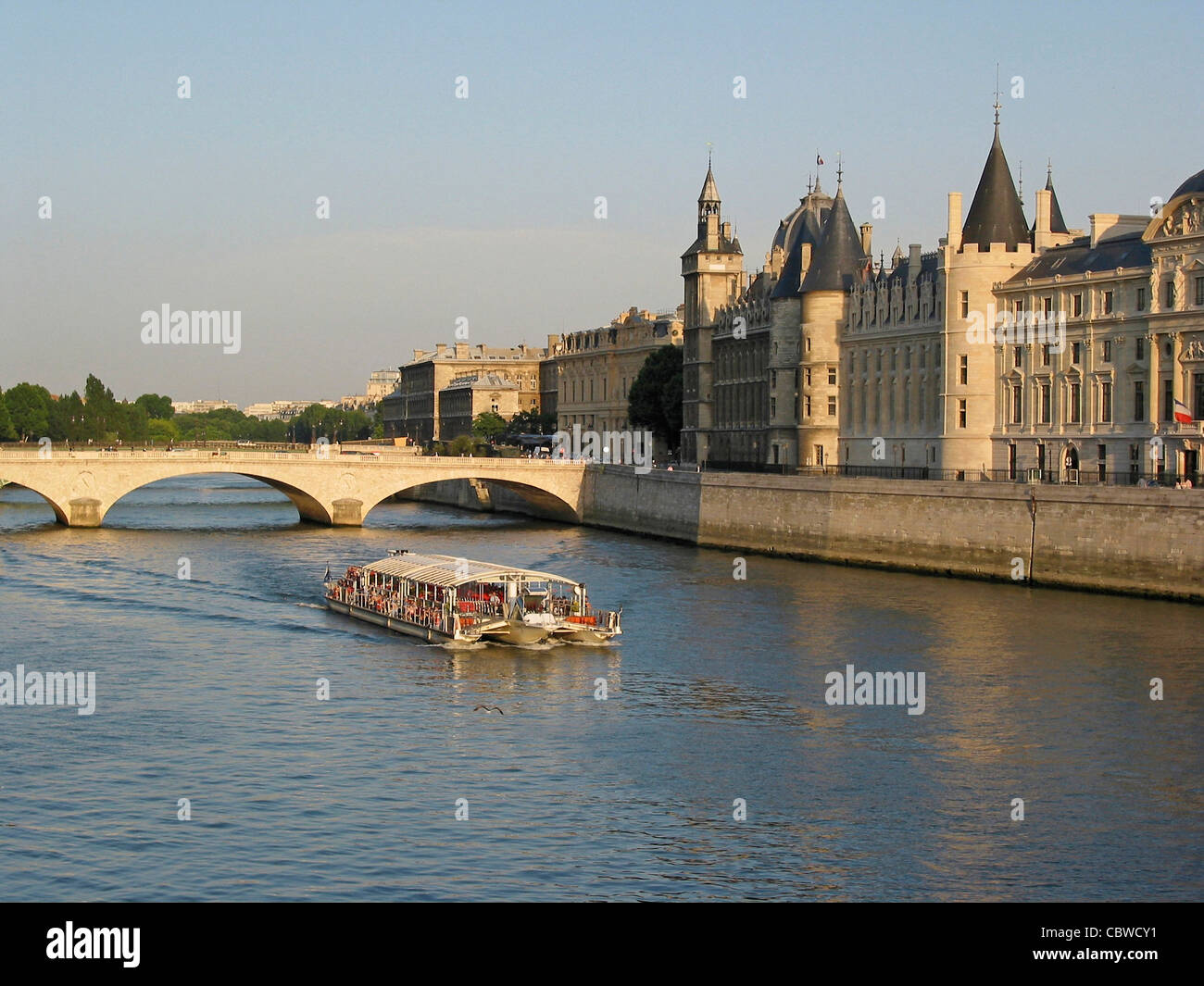 Barca turistica sul fiume Senna, Parigi. Francia. Europa, prima della Conciergerie, Parigi. Francia. Europa. Foto Stock