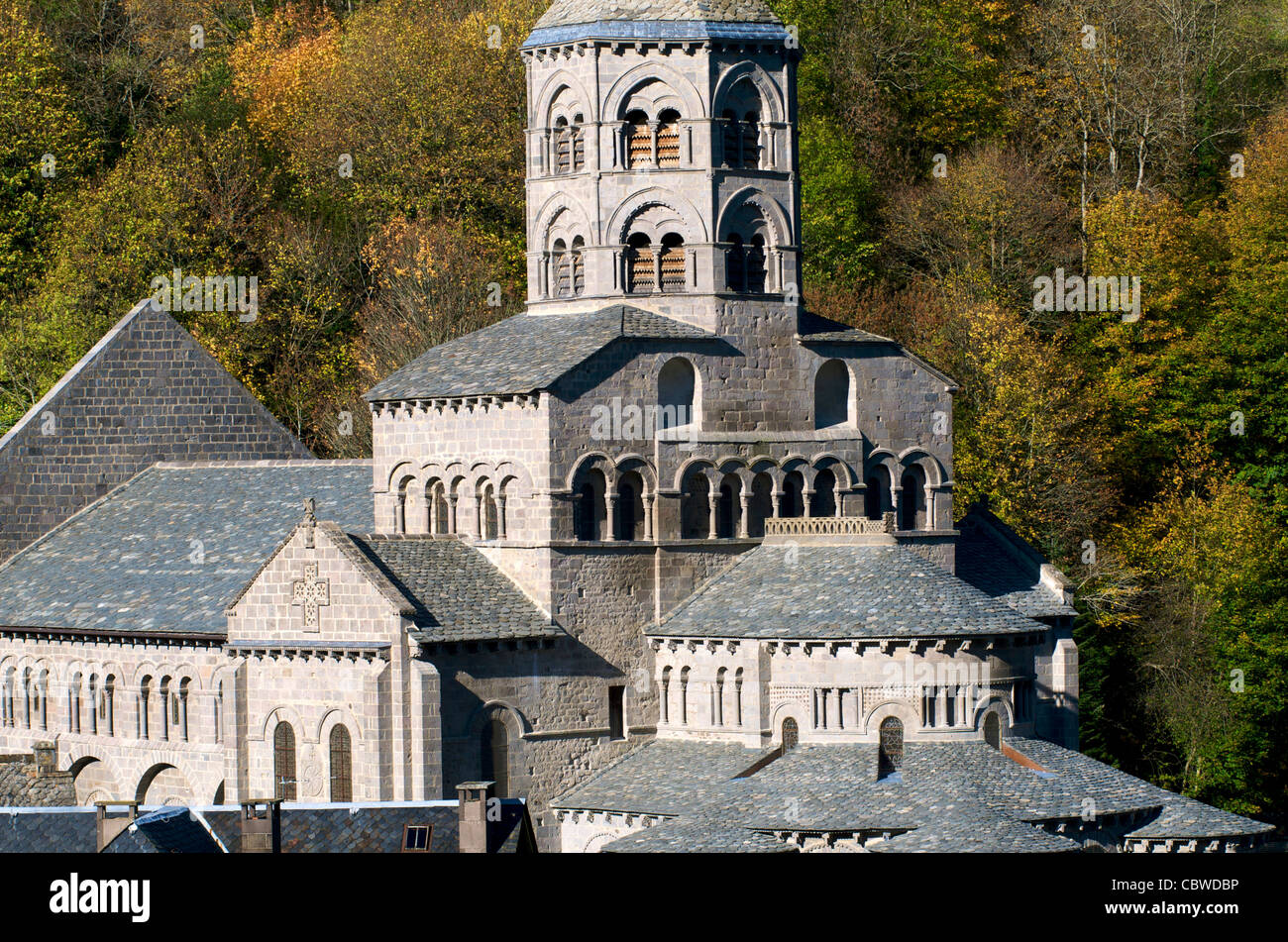 Basilica di Notre Dame d'Orcival. Parco naturale regionale dei volcans d'auvergne. Puy de Dome. Alvernia Rodano Alpes. Francia Foto Stock