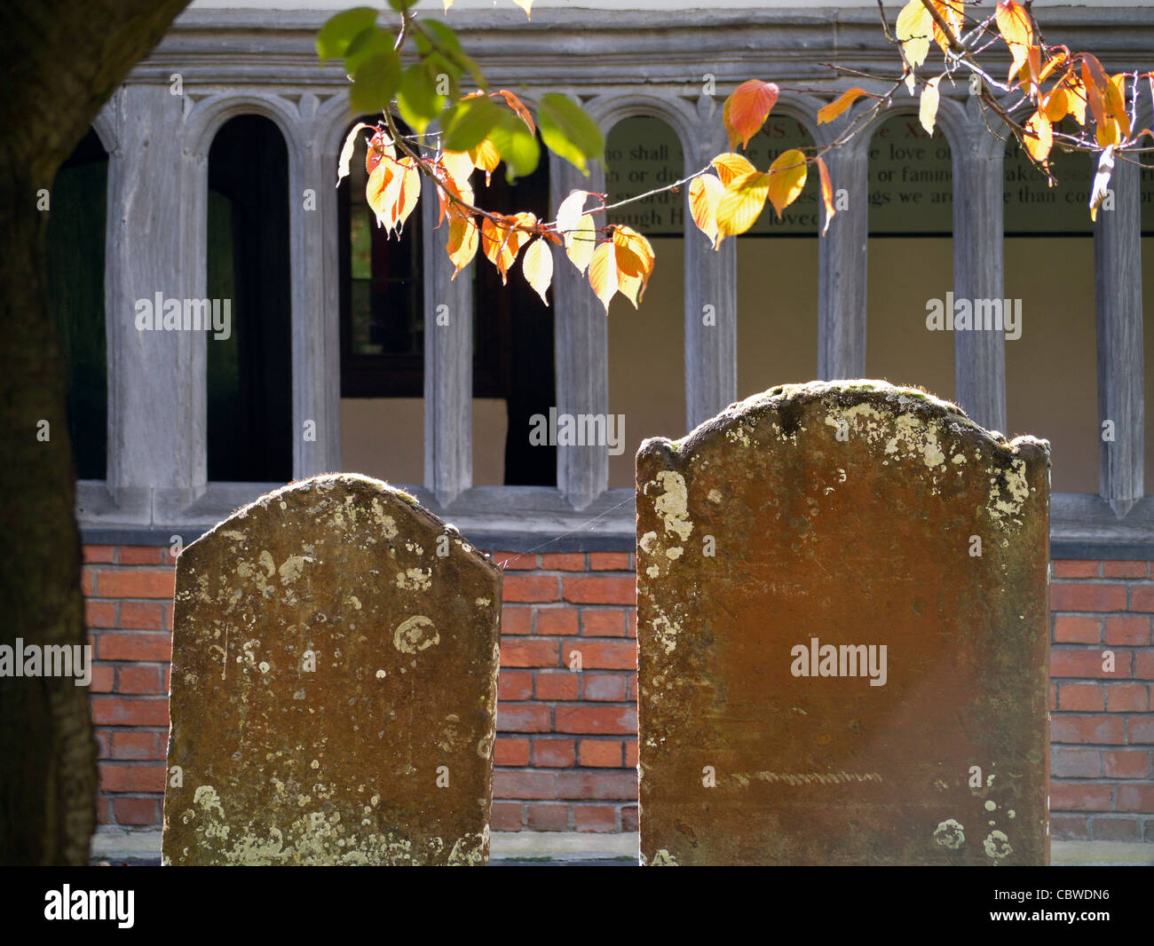 Tombe in Saint Helens Chiesa Abingdon, Autunno Foto Stock