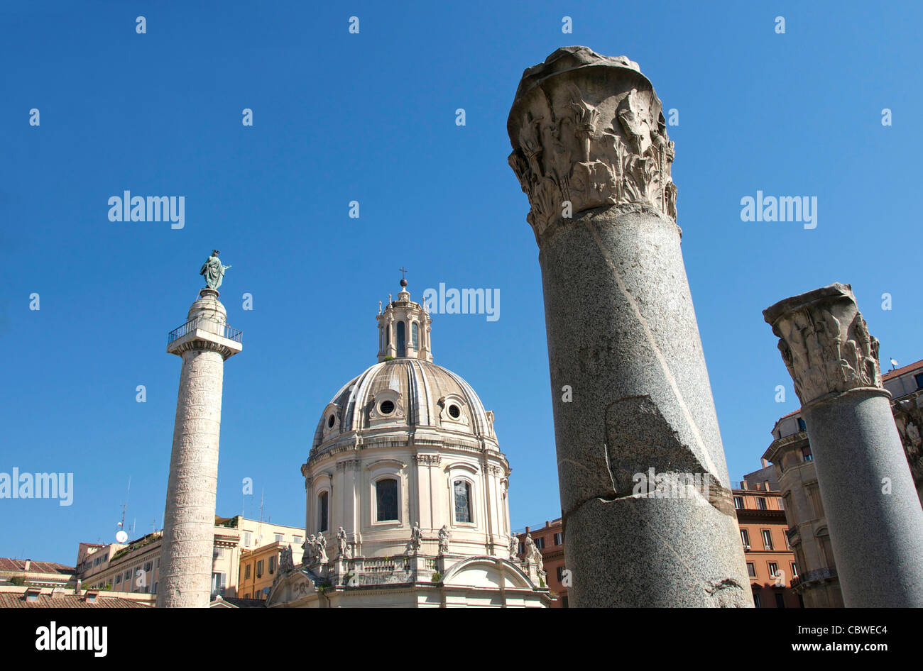 Colonna di Traiano e la cupola del Santissimo Nome di Maria al Foro Traiano o chiesa del Santissimo Nome di Maria al Foro Traiano Foto Stock
