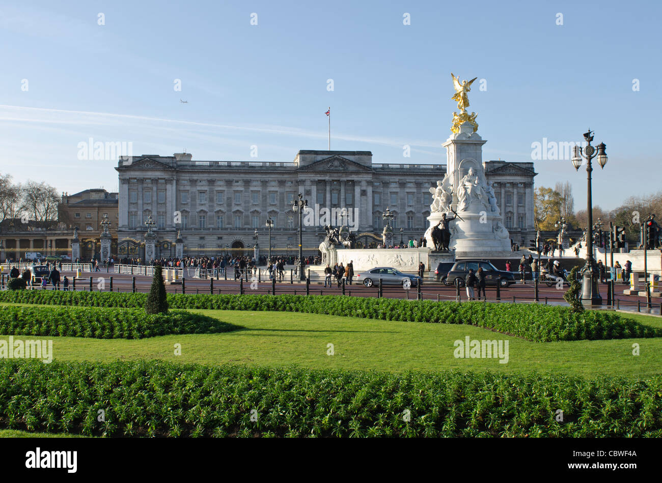 Buckingham Palace al di fuori del traffico e memoriale della Victoria e turisti Foto Stock