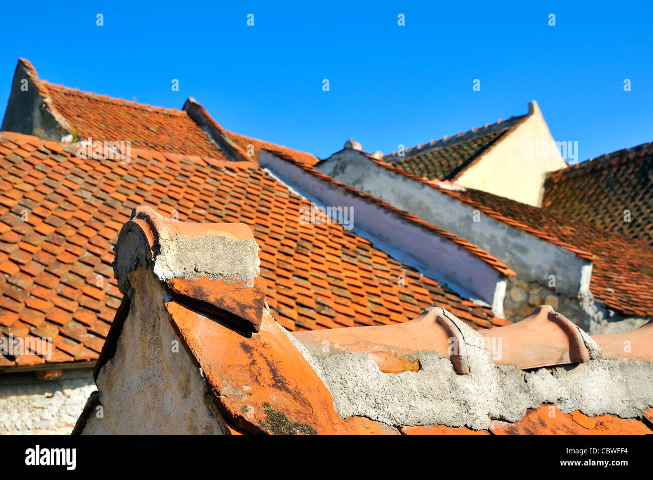 Antico tetto realizzato con piastrelle Foto Stock