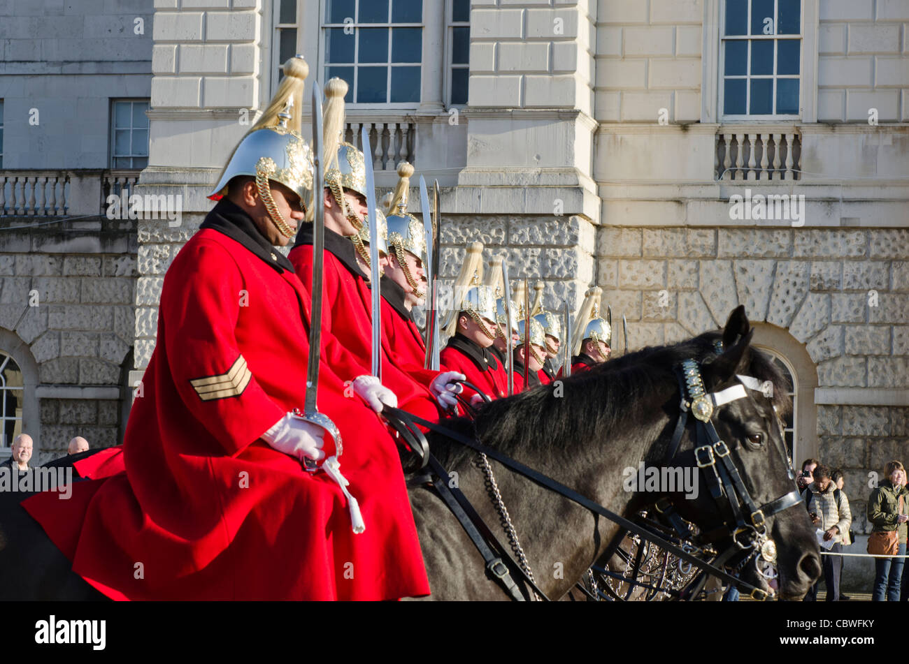 Vita delle guardie sui cavalli la sfilata delle Guardie a Cavallo, Whitehall, Londra Uk sergente in primo piano Foto Stock