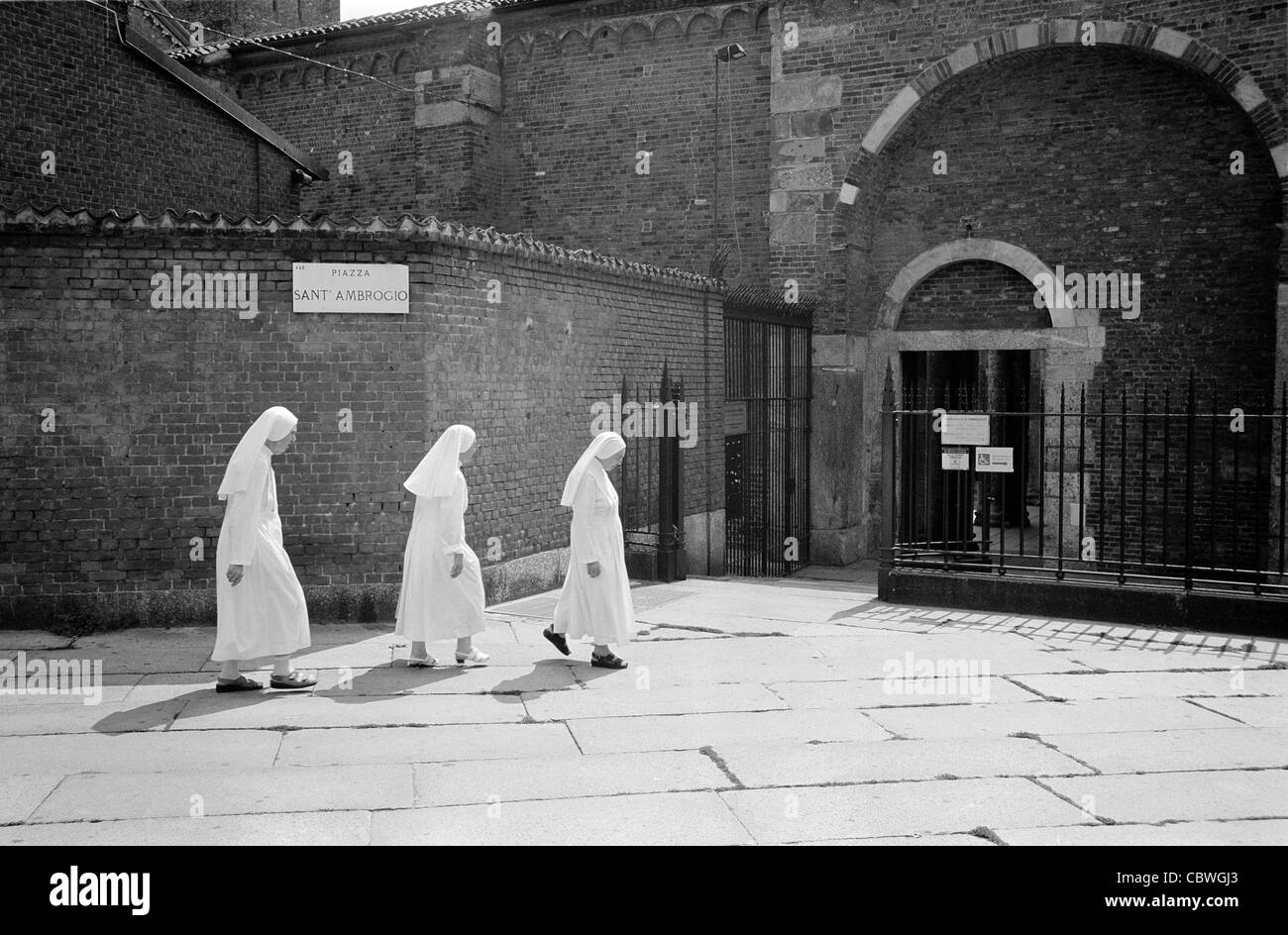 Tre monache avvicinando sant'Ambrogio, Milano Foto Stock