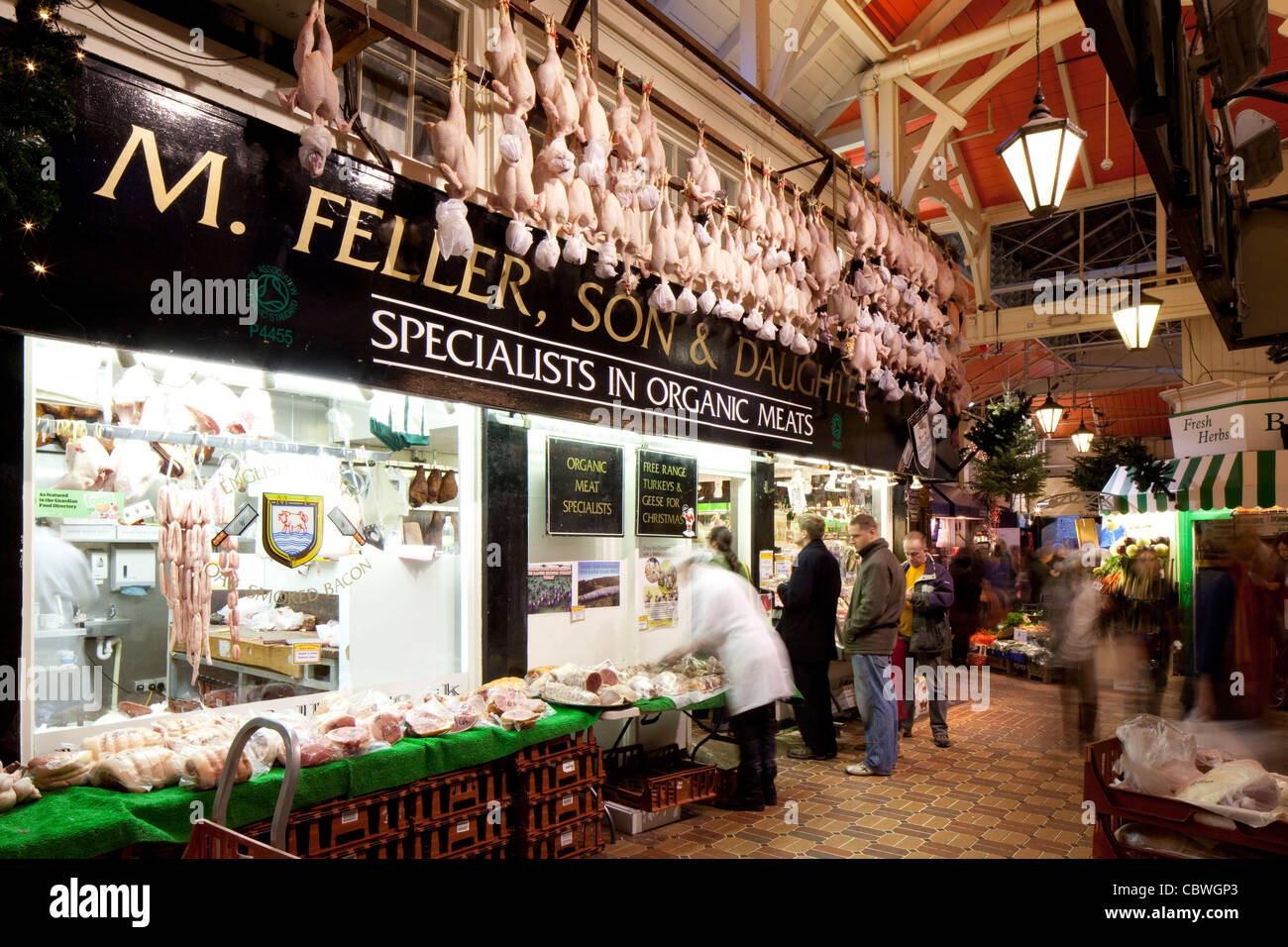 Fellers, macellai organico nel mercato coperto in Oxford con i tacchini di natale di riagganciare Foto Stock