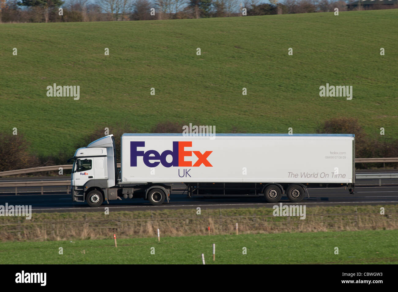 FedEx camion su autostrada M40, Warwickshire, Regno Unito Foto Stock