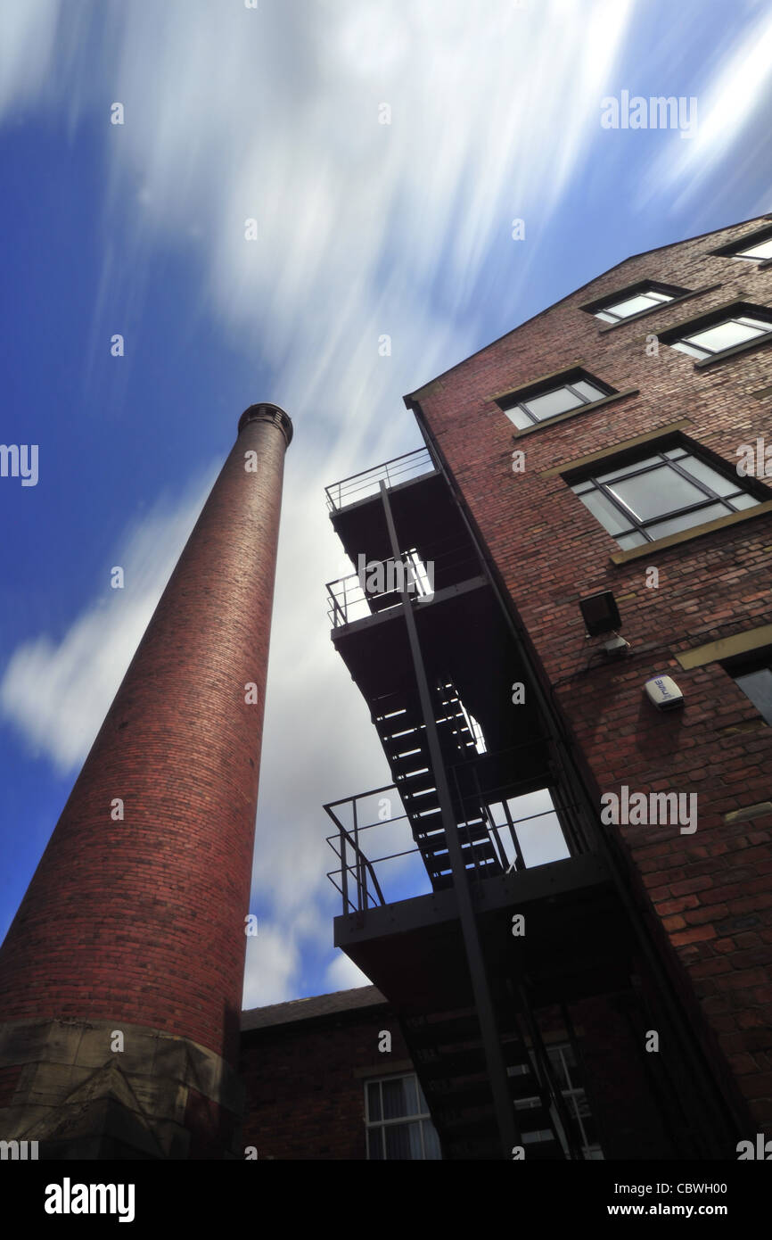 Vecchio, rinnovato wharf building a mercanti Quays, Shipley, Bradford, West Yorkshire. L'edificio è ora un lusso office block. Foto Stock