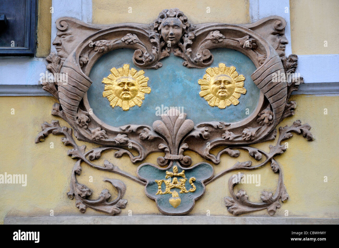 Praga, Repubblica Ceca. Casa tradizionale segno. In corrispondenza delle due Suns / U dvou slunce a Nerudova 47 Foto Stock