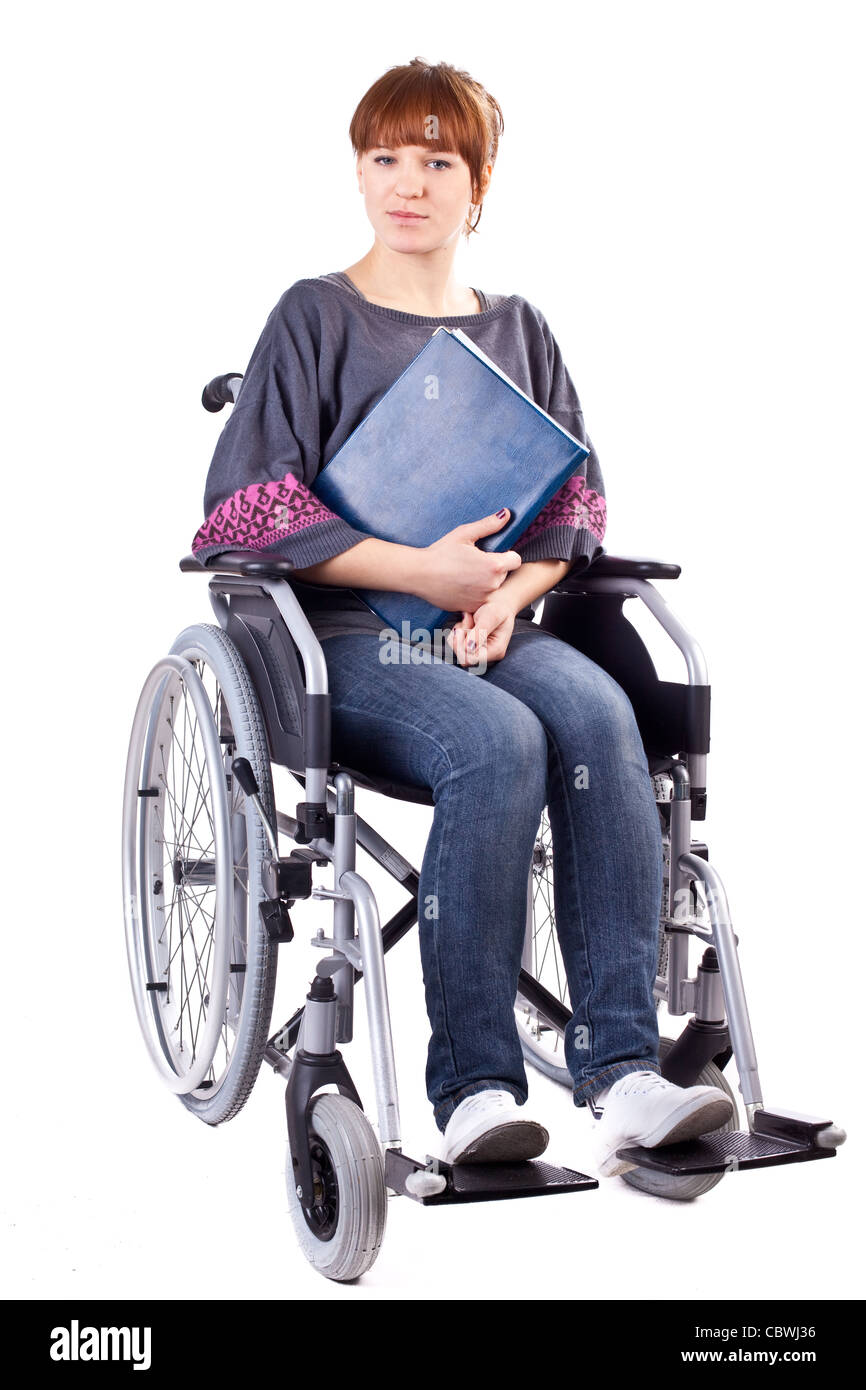 La ragazza non valido con libro sulla sedia a rotelle isolato su bianco Foto Stock