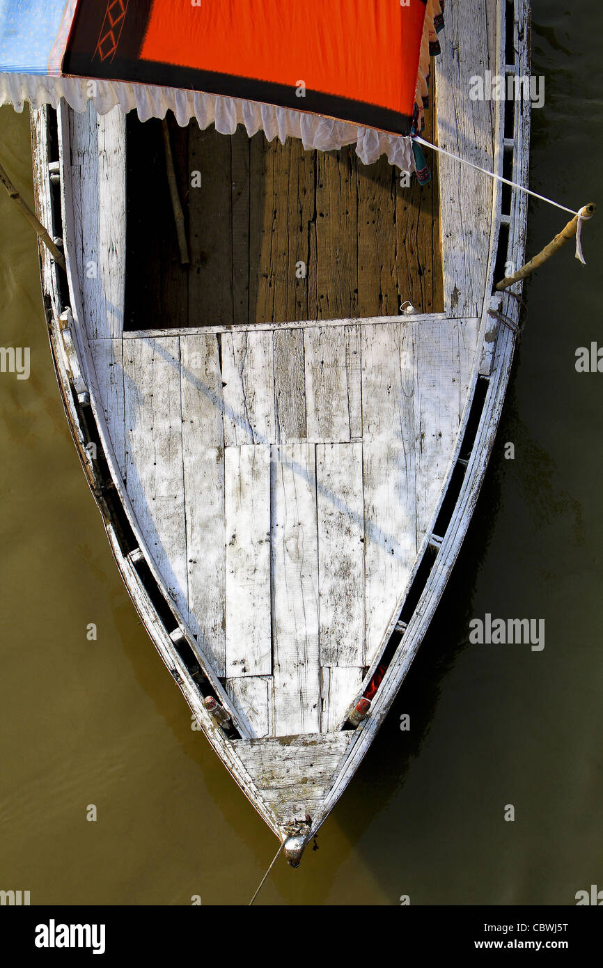 Barca di legno tradizionale con tettoia colorati. India Foto Stock