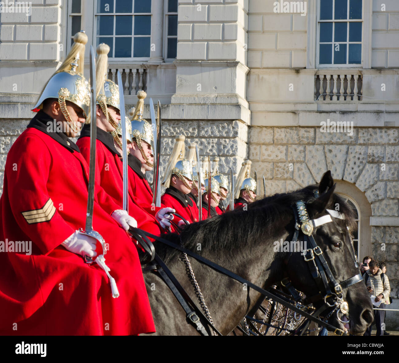 Vita delle guardie sui cavalli la sfilata delle Guardie a Cavallo, Whitehall, Londra Uk sergente in primo piano Foto Stock