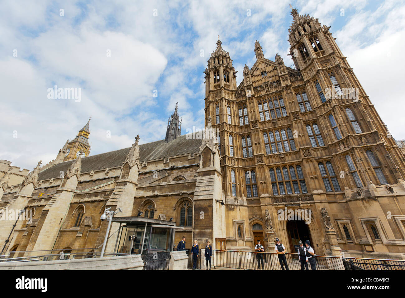 Vista della Casa del Parlamento da Abingdon Street con la polizia in vista. Foto Stock