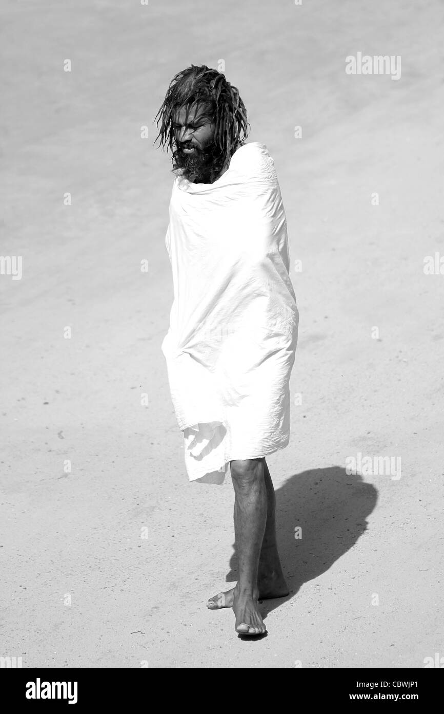 Senzatetto uomo avvolto nel foglio bianco. Il Rajasthan. India Foto Stock