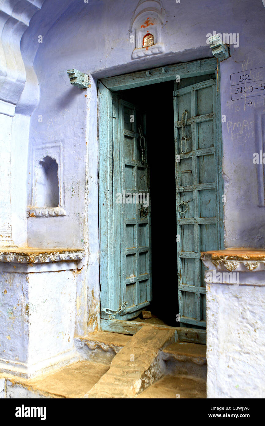 Tradizionale porta in legno.Bundi. Il Rajasthan. India Foto Stock